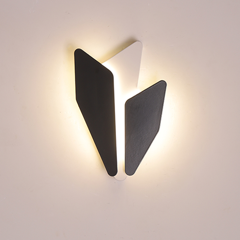 Дизайнерский настенный светильник неправильной формы из черных и белых металлических элементов ANTLERS  фото 1