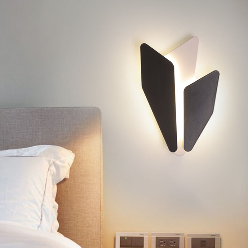 Дизайнерский настенный светильник неправильной формы из черных и белых металлических элементов ANTLERS фото #num#